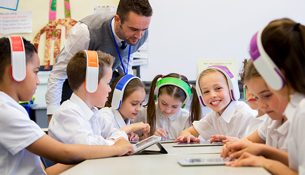 pupils listening to Reading Eggs in classroom